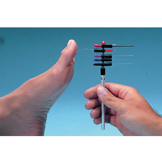 Przyrząd Dellon® Disk-Criminator – narzędzie diagnostyczne do badania czucia dwupunktowego na stopie pacjenta.