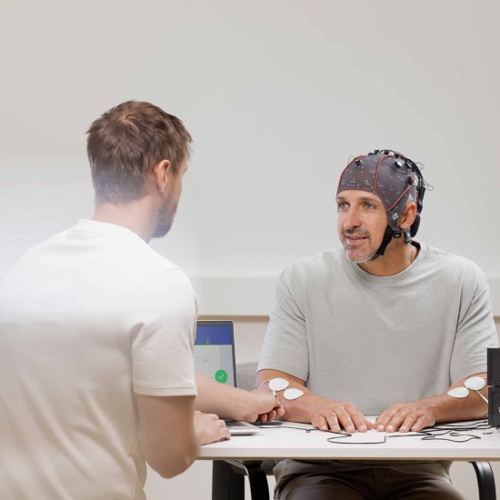 RecoveriX – konsultacja terapeuty z pacjentem podczas treningu EEG i elektrostymulacji.