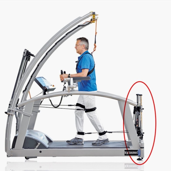 Robowalk – system treningowy z cięgnami, pacjent podczas ćwiczeń na bieżni rehabilitacyjnej.