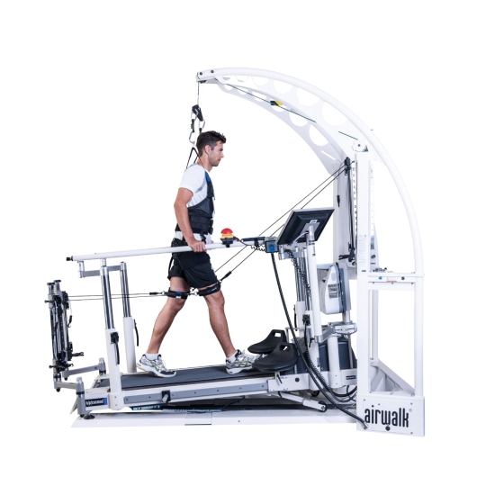 Robowalk – trening chodu z odciążeniem, pacjent w uprzęży z cięgnami.