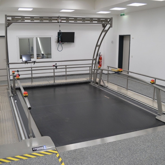 Saturn Sport – bieżnia ponadnormatywna, widok na przestrzeń treningową z poręczami.