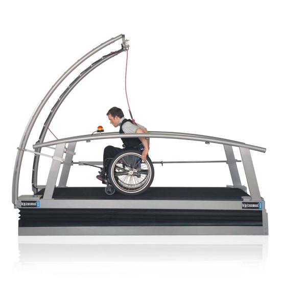 Saturn Sport – bieżnia ponadnormatywna, trening użytkownika na wózku inwalidzkim.