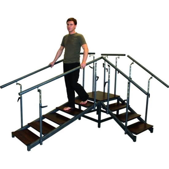 SCH-1 – schody rehabilitacyjne z poręczami, pacjent ćwiczy wchodzenie i schodzenie.