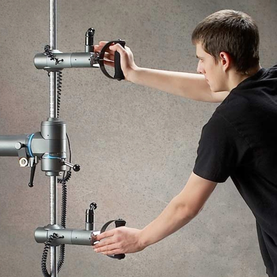 Simulator II – urządzenie do diagnostyki i treningu funkcji rąk, pacjent wykonuje ruchy w pozycji stojącej.