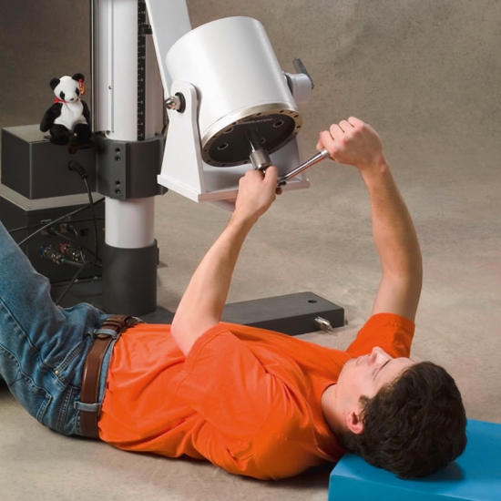 Simulator II – system rehabilitacyjny, ćwiczenia kończyn górnych w pozycji leżącej z oporem.