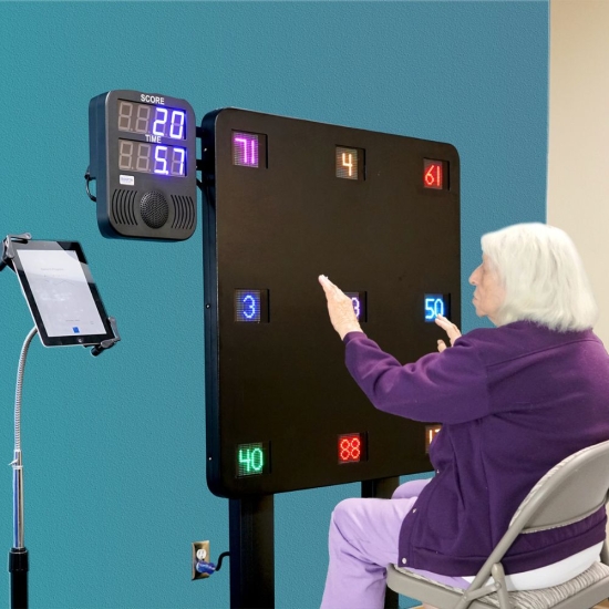 SMARTfit Low Impact Mini – rehabilitacja osób starszych z wykorzystaniem interaktywnego panelu.