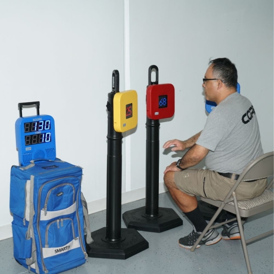 SMARTfit Neuro Rehab Kit – pacjent trenuje w pozycji siedzącej, widoczny licznik wyników LED.