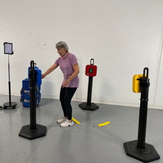 SMARTfit Neuro Rehab Kit – ćwiczenia dla seniorów z interaktywnymi panelami świetlnymi.