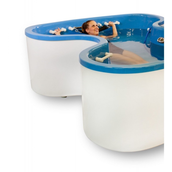 Wnętrze wanny Hubbarda T-MOT z uchwytami i dyszami wodnymi.