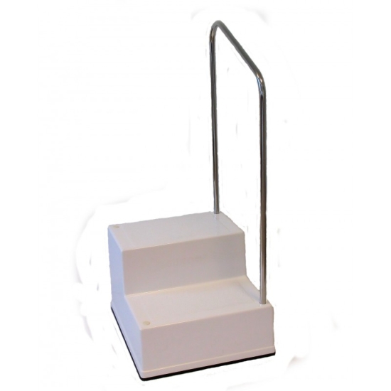 Stopień z poręczą ułatwiający wejście do wanny T-UWM-E do hydroterapii.