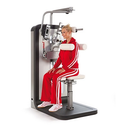 Tergumed® 710 Cervical – urządzenie do rehabilitacji odcinka szyjnego kręgosłupa z pacjentem.