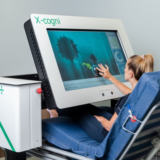 Pacjentka korzysta z X-Cogni, wykonując ćwiczenia dotykowe na ekranie.
