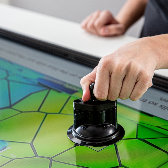 Ćwiczenia z użyciem uchwytu na ekranie dotykowym systemu X-Cogni.