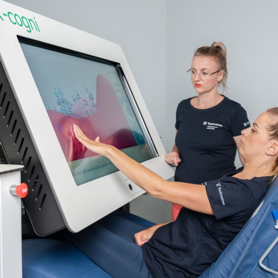 X-Cogni – pacjentka wykonuje ćwiczenia motoryczne pod okiem terapeuty.