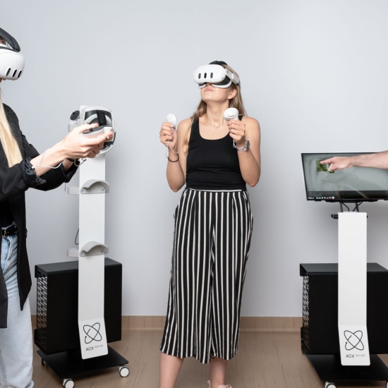 Pacjentka korzysta z gogli VR X-Visio Pro podczas ćwiczeń rehabilitacyjnych.