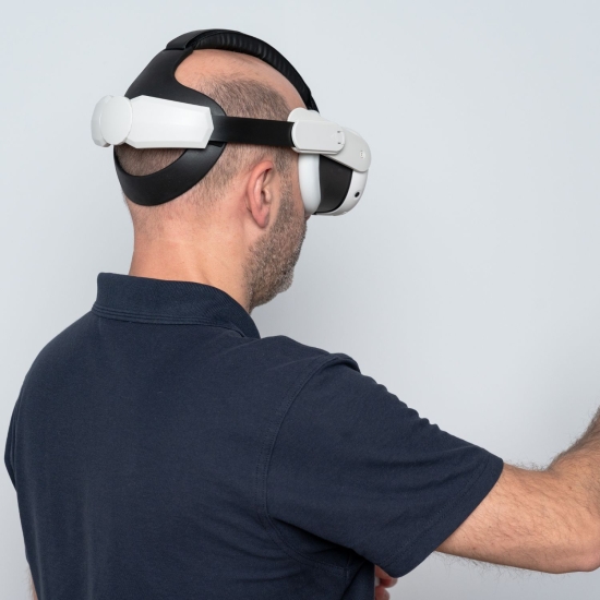 X-Visio Pro – tylny widok gogli VR używanych w terapii rehabilitacyjnej.