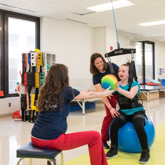 Ćwiczenia równowagi z piłką rehabilitacyjną w systemie ZeroG Lite.