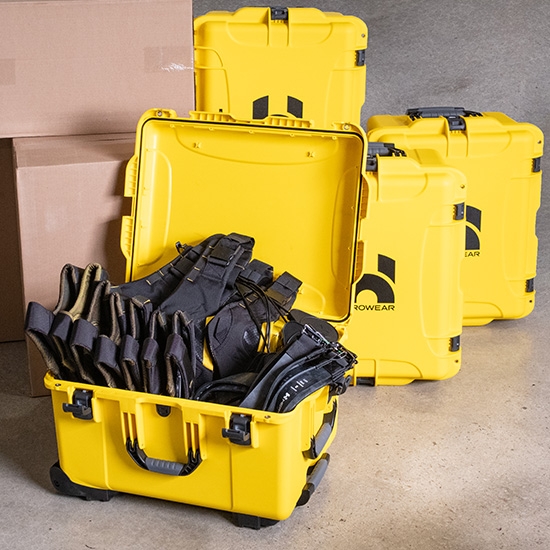 Zestaw Apex 2 HeroWear dla 250 użytkowników w żółtych skrzyniach transportowych.