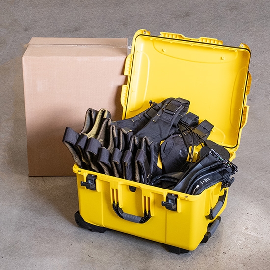 Zestaw Apex 2 HeroWear – egzoszkielety pasywne w walizce transportowej.