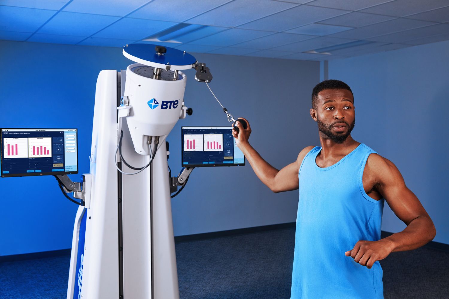 Saffire – urządzenie do treningu oporowego kończyn górnych z wizualizacją parametrów ćwiczeń.