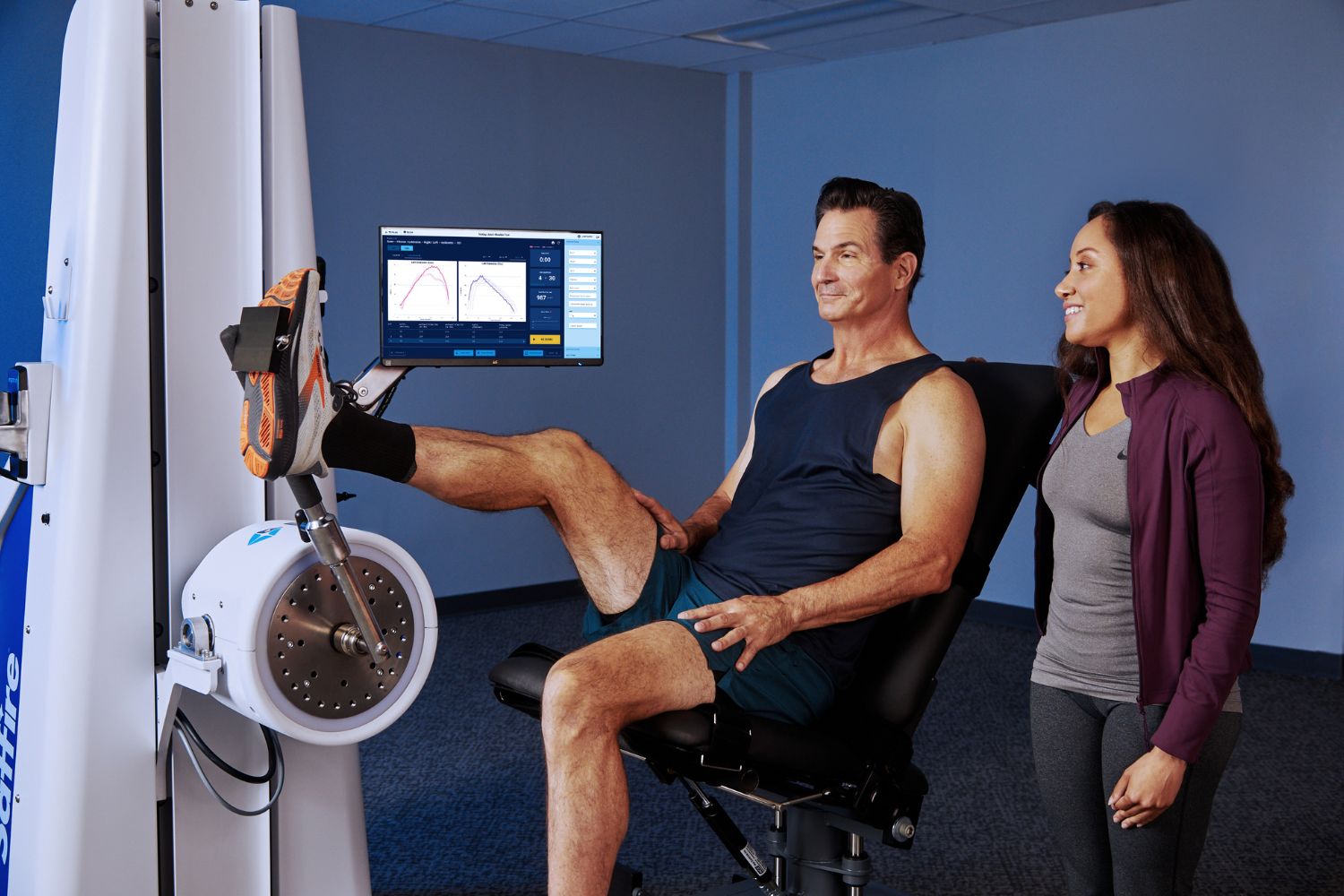 Saffire – system do terapii i treningu kończyn dolnych w pozycji siedzącej z monitorem kontroli ruchu.