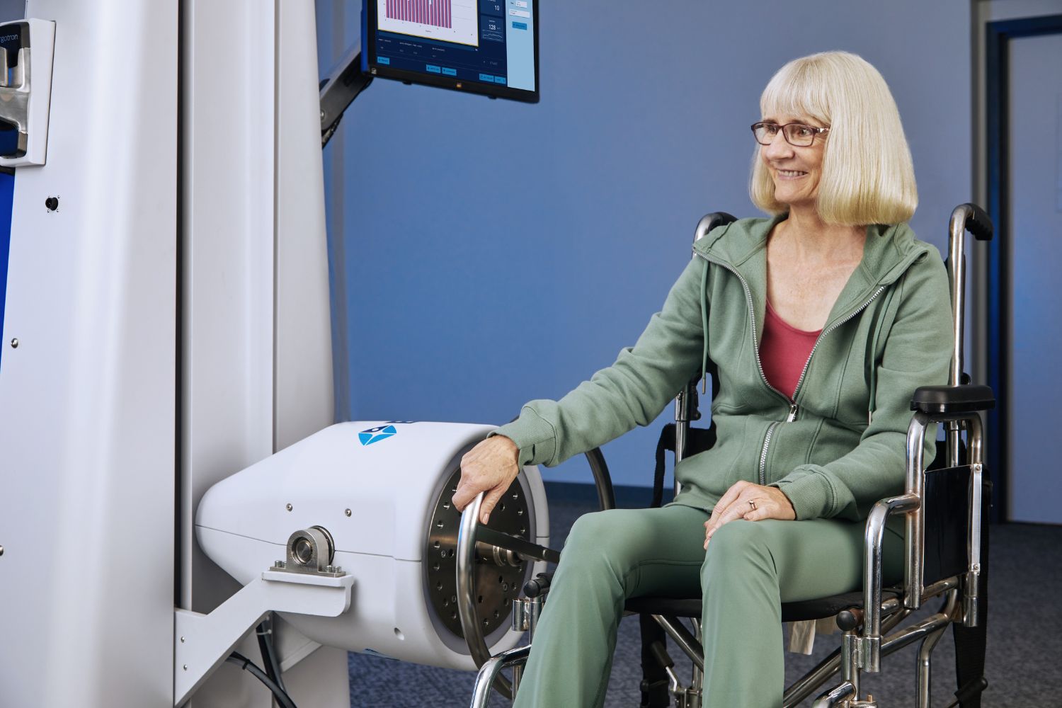 Saffire – terapia funkcjonalna kończyn górnych w pozycji siedzącej z regulowanym uchwytem roboczym.