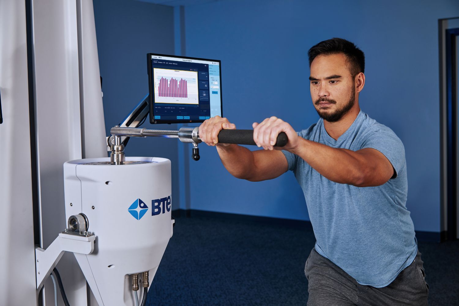 Saffire – trening funkcjonalny kończyn górnych z wykorzystaniem drążka i kontroli parametrów na ekranie.